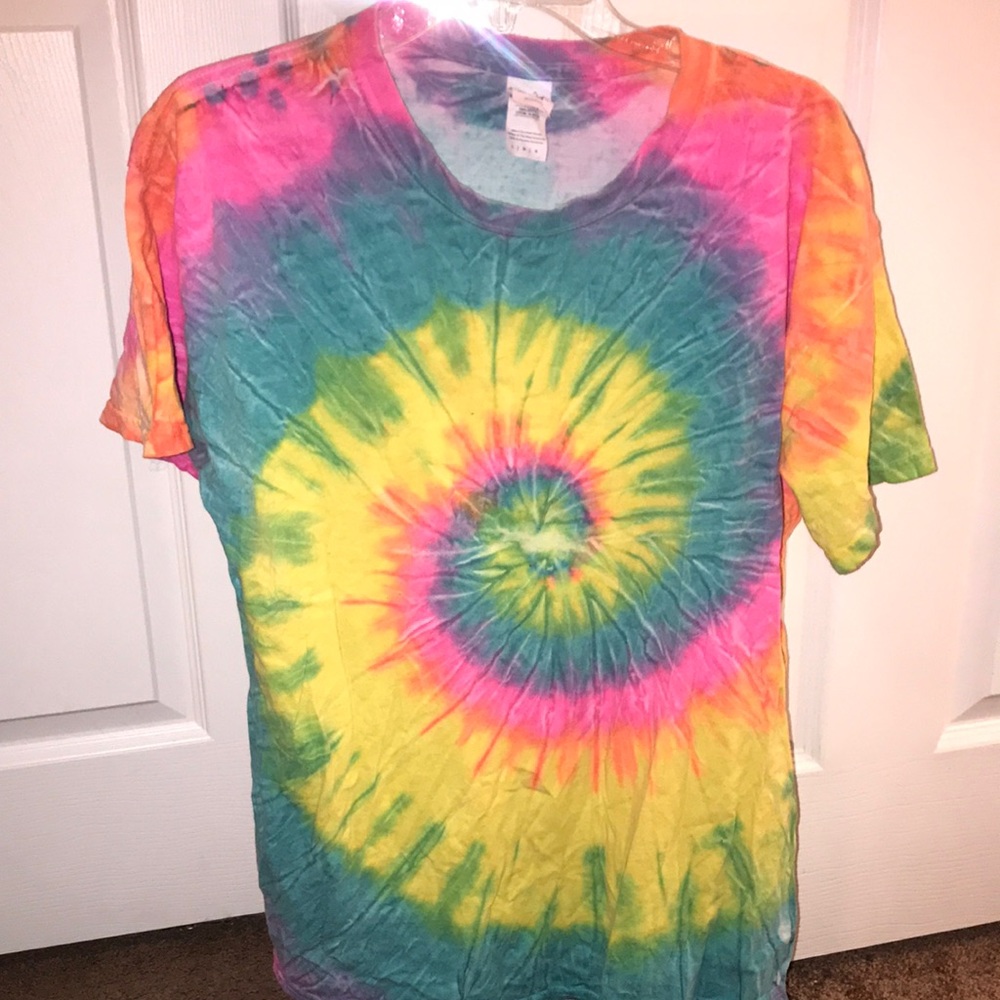 Regular everyday tie dye tee shirt. 100% cotton. Size Large.